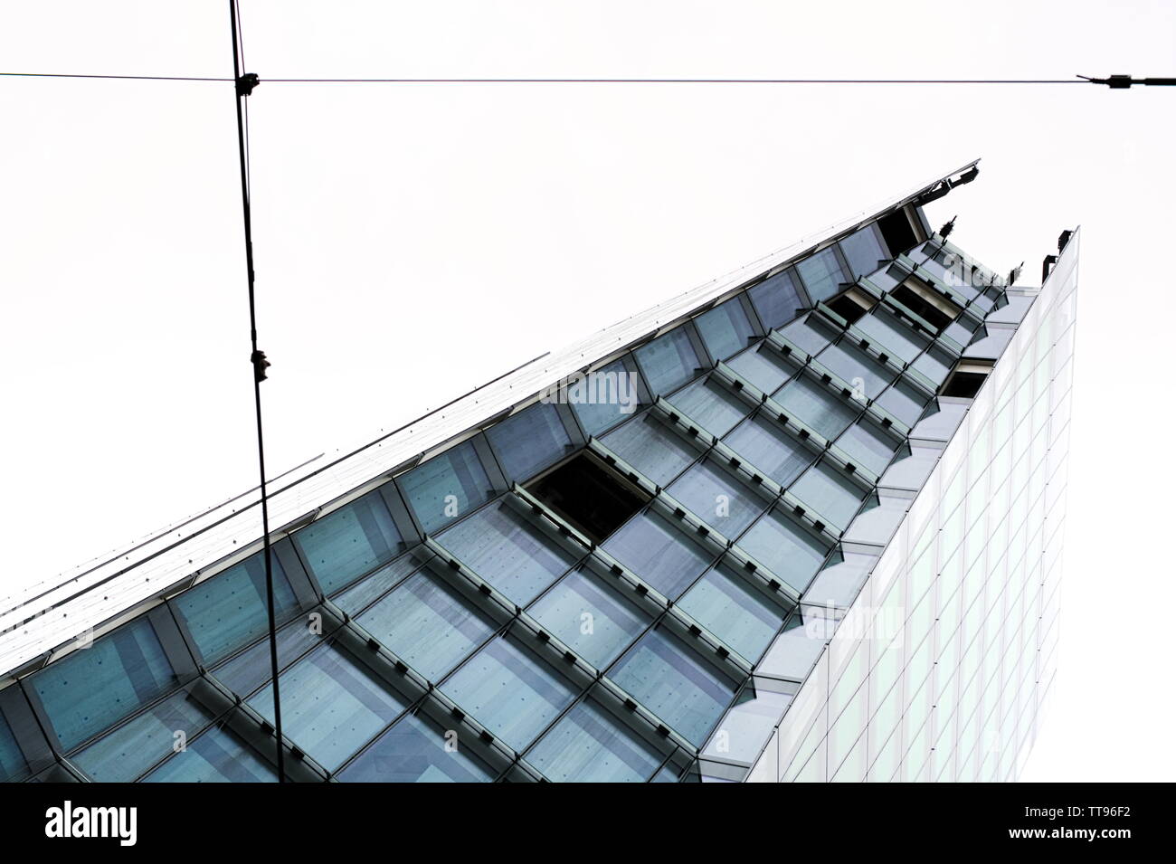 Ufficio di vetro edificio in costruzione. Alcune finestre sono mancanti. Foto Stock