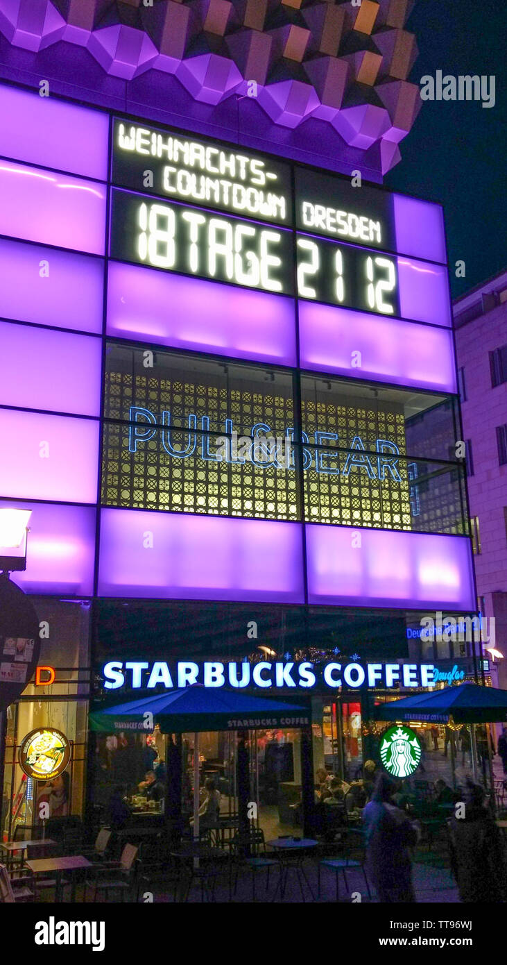 Natale alla rovescia sopra il caffè Starbucks in Dresden 2017 Foto Stock