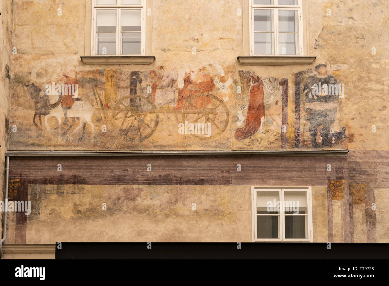 Murales sulla parte esterna di una casa a Krems an der Donau centro storico risalente al medioevo, mostrando un cavallo disegnato carrello e figure sedute Foto Stock