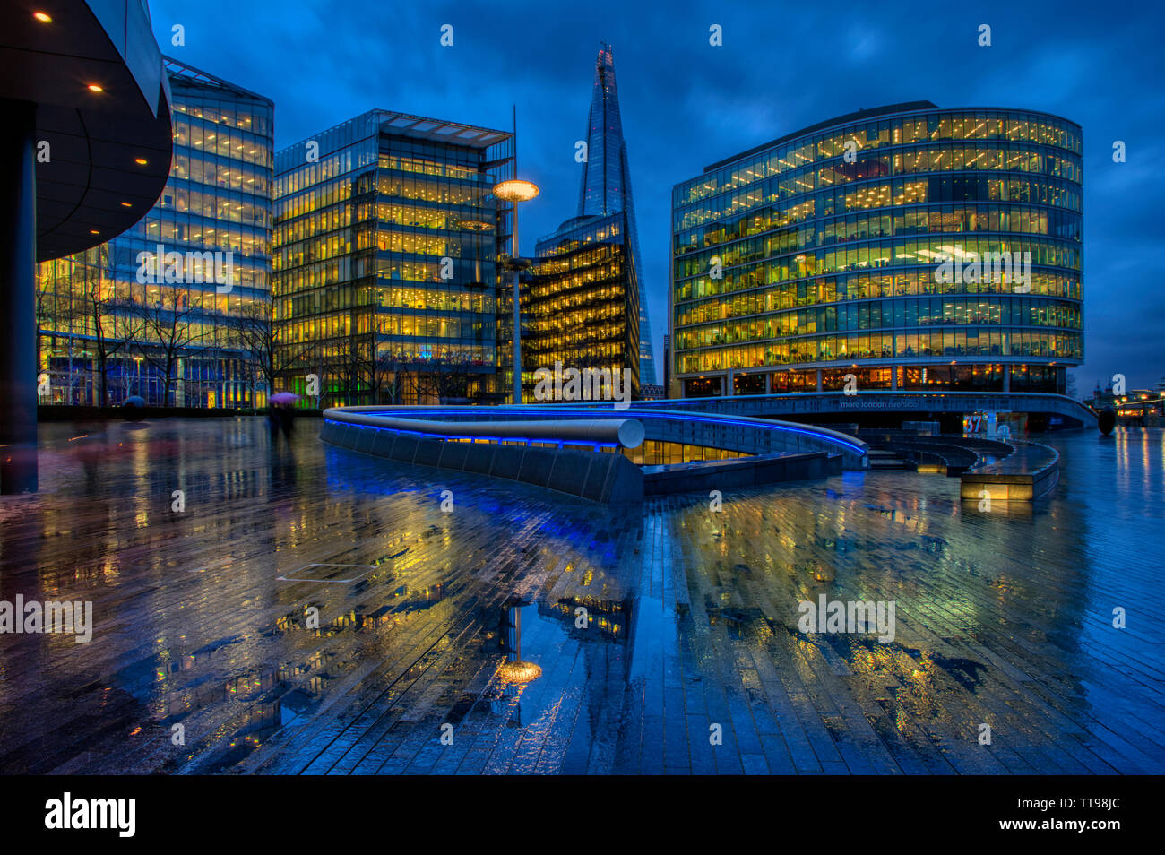 Il convogliatore più London, London Bridge City e la Shard, London South Bank a Southwark. Fotografato dopo heavy rain per le riflessioni. Foto Stock