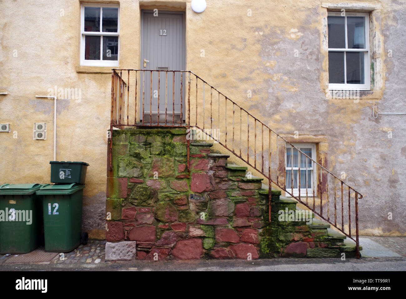 Le vecchie case in Dunbar con passi fino alle porte anteriori. Dunbar è in East Lothian, Scozia. Foto Stock