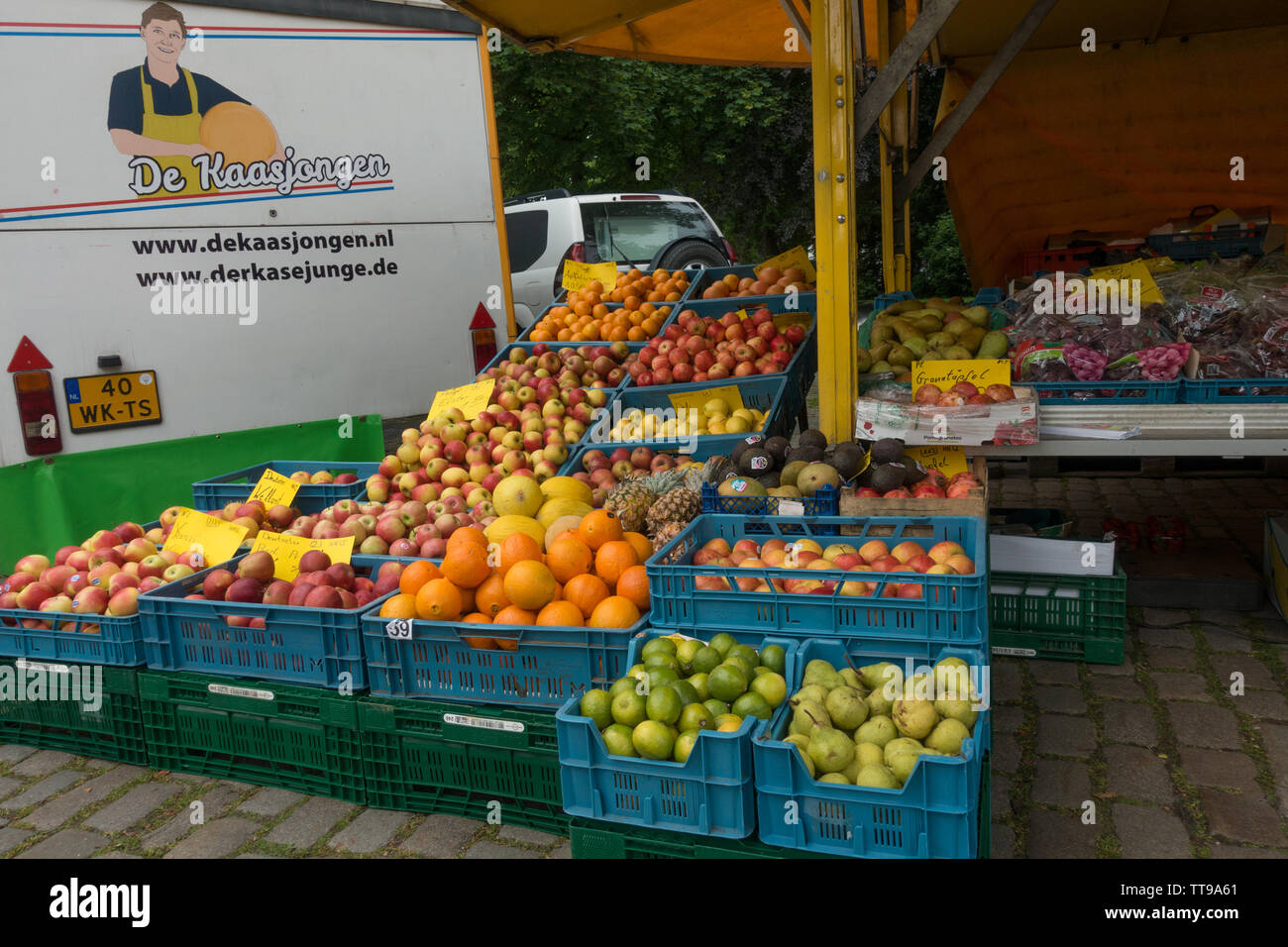 Ortaggi freschi per la vendita al mercato all'aperto. Norden. Frisia orientale, Bassa Sassonia, Germania Foto Stock