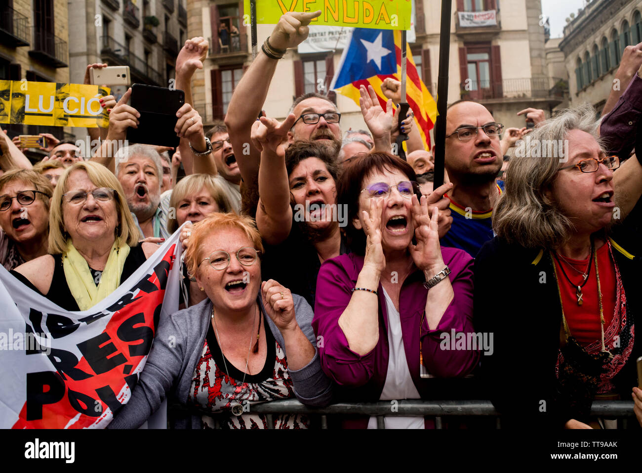 Pro-indipendenza attivisti protesta al di fuori del consiglio della città di Barcellona. Ada Colau è stato rieletto come sindaco di Barcellona, il pro-indipendenza catalano Sinistra Repubblicana partito ha vinto marginalmente più voti di Colau gruppo, ma conserva Colau ufficio dopo il raggiungimento di un accordo con la filiale catalana del partito socialista e Manuel Valls consiglieri. Foto Stock