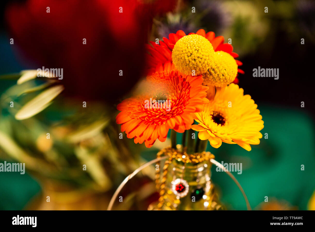 Close-up di fiori colorati e decorati con gioielli Foto Stock