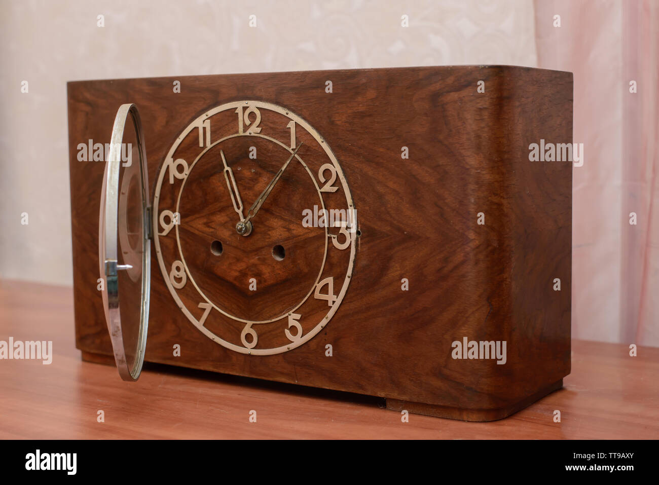 Vintage vecchio orologio da tavolo in cassa di legno con coperchio vetro Foto Stock