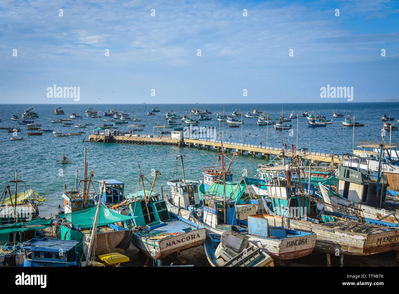 Mancora, Perù - Aprile 18, 2019: barche da pesca in Mancora Marina Foto Stock