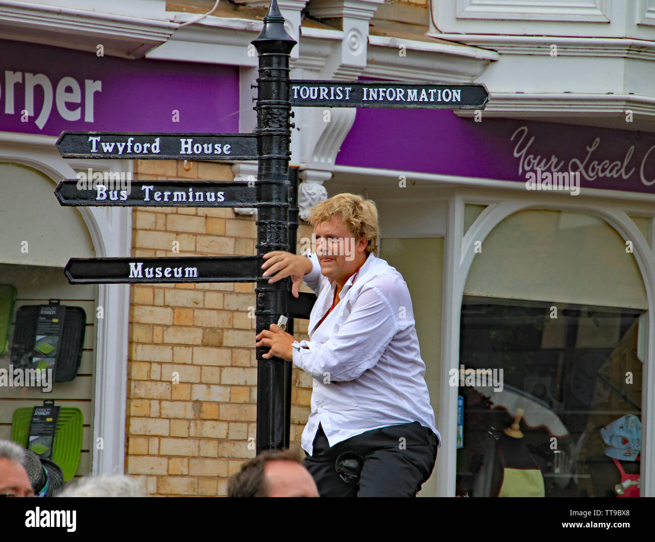 SIDMOUTH, Devon, Inghilterra - 5 AGOSTO 2012: due street giocolieri e animatori eseguire nella piazza della città e ad un pubblico entusiasta. Foto Stock