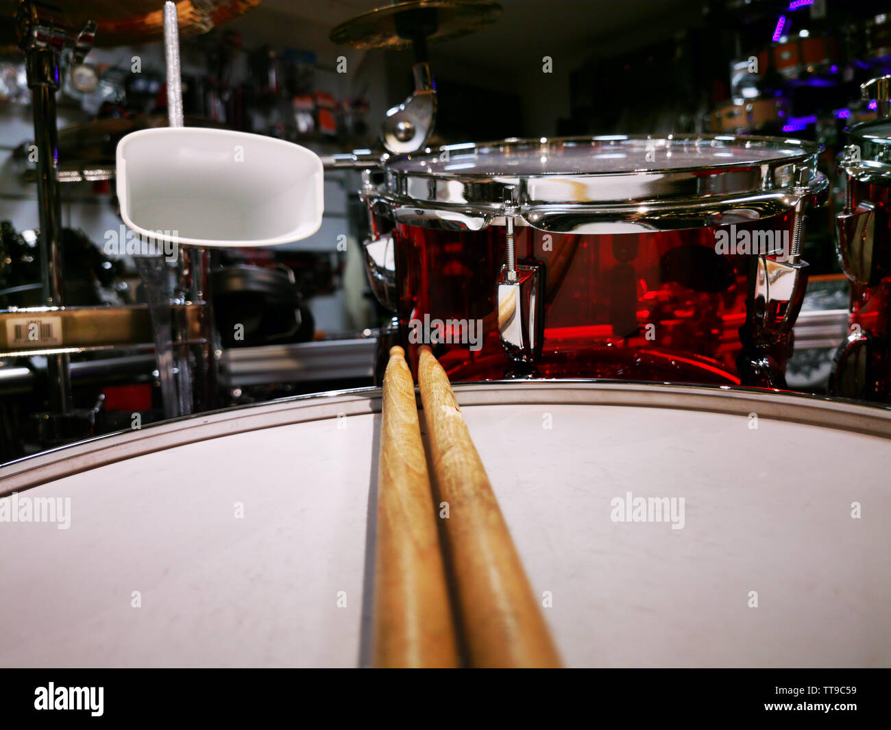 I cembali per i percussionisti al music store pronto per eseguire assolo di  batteria Foto stock - Alamy