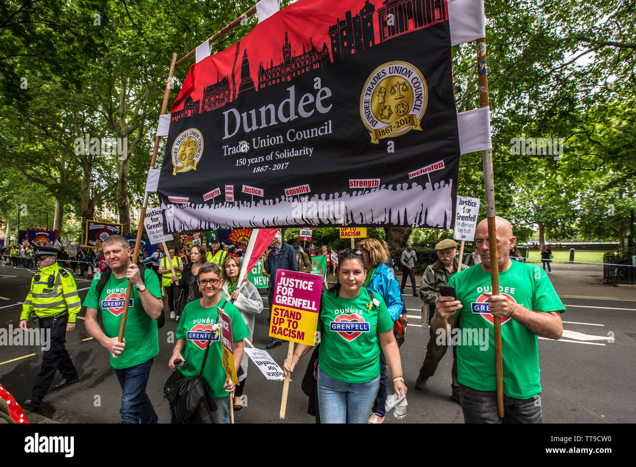 Londra, UK, 15 Giugno, 2019. Dundee consiglio sindacale banner. Centinaia di manifestanti hanno inscenato una protesta nel centro di Londra a chiedere giustizia per il secondo anniversario della torre Grenfell fire. David Rowe/ Alamy Live News Foto Stock