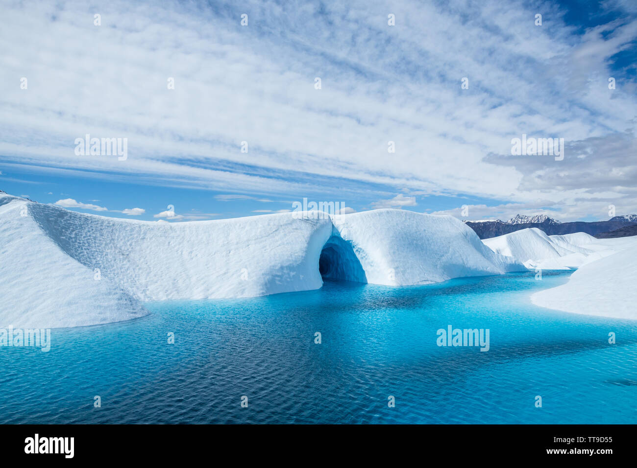Cristalline acque blu inondata una caverna di ghiaccio sulla superficie del Ghiacciaio Matanuska in Alaska. La piscina è formata dalla fusione del ghiaccio del ghiacciaio in caldo Foto Stock