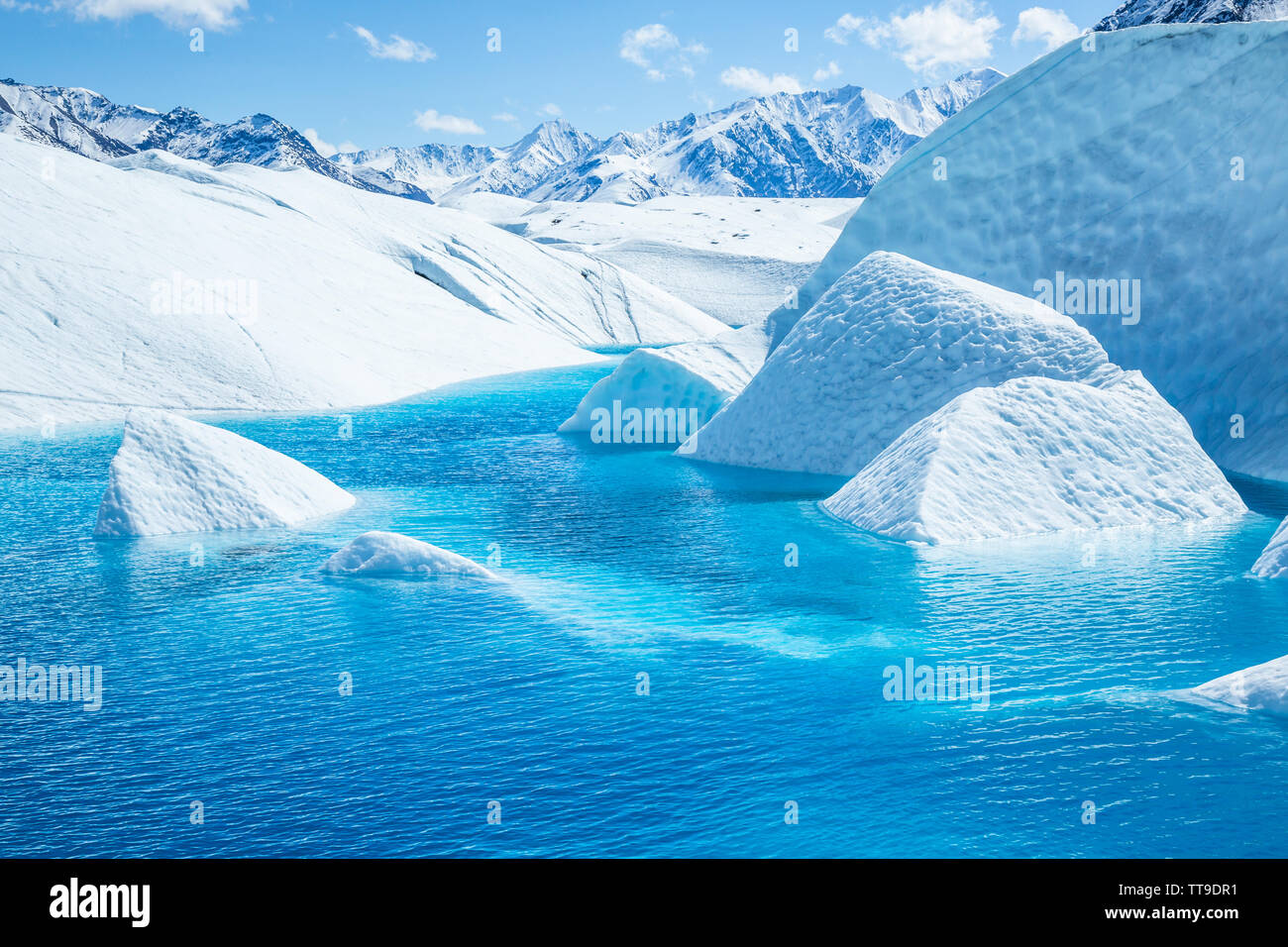 Stretti canyon tagliato da acqua di fusione sono inondati come il ghiaccio si scioglie più velocemente di quanto non fuoriesce del ghiacciaio. Alette strette o seracchi da aggirare di bianco ghiaccio stick unità organizzativa Foto Stock