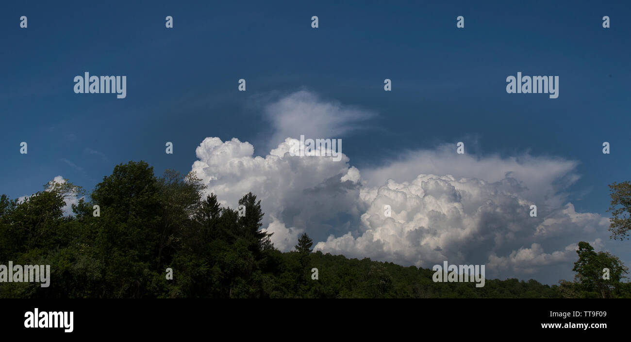 Stati Uniti: 052815: nuvole temporalesche appendere sopra il paese Bluemont store accoccolato tra le Blue Ridge Mountains nel villaggio di Bluemont Virginia o off Foto Stock