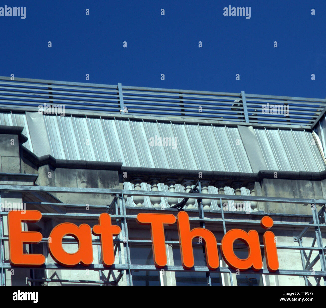 Un "mangiare" Thai restaurant sign nel centro della città di Manchester, Regno Unito Foto Stock
