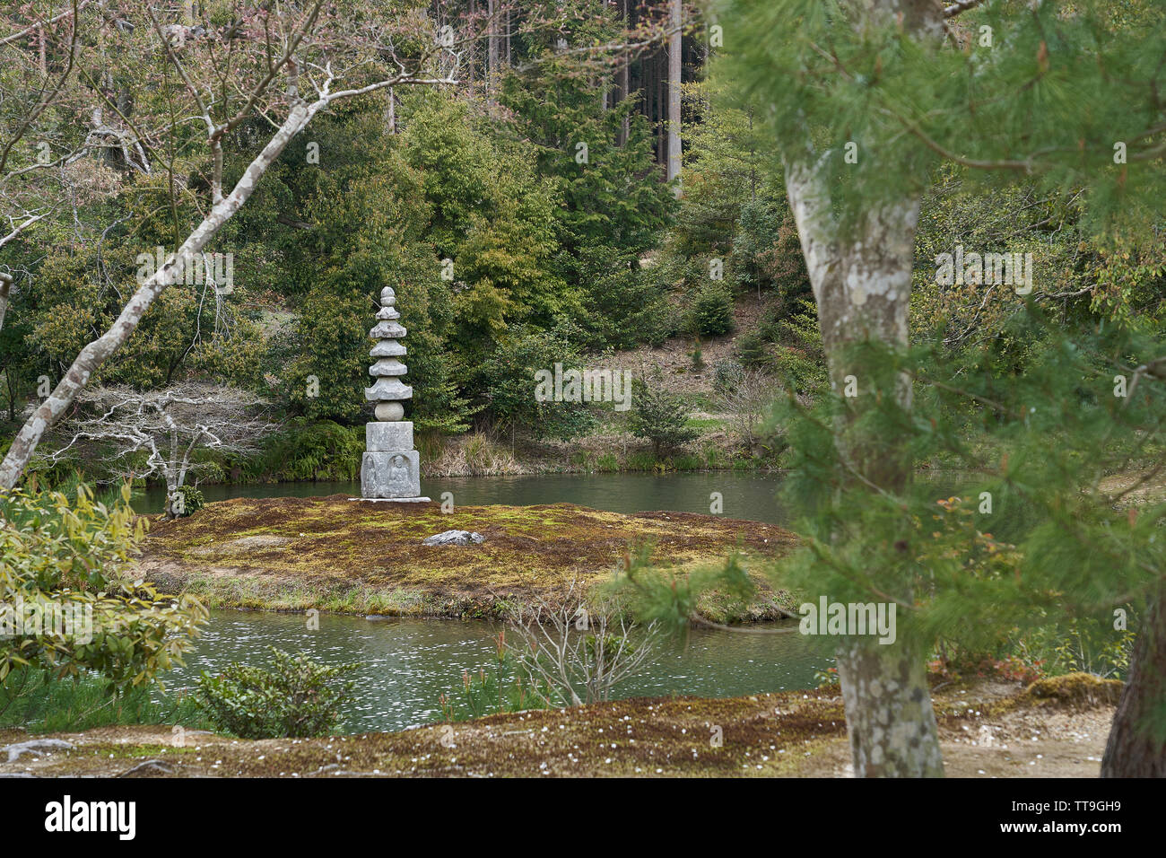 Una pagoda di pietra in un'isola al Padiglione Dorato park. Foto Stock
