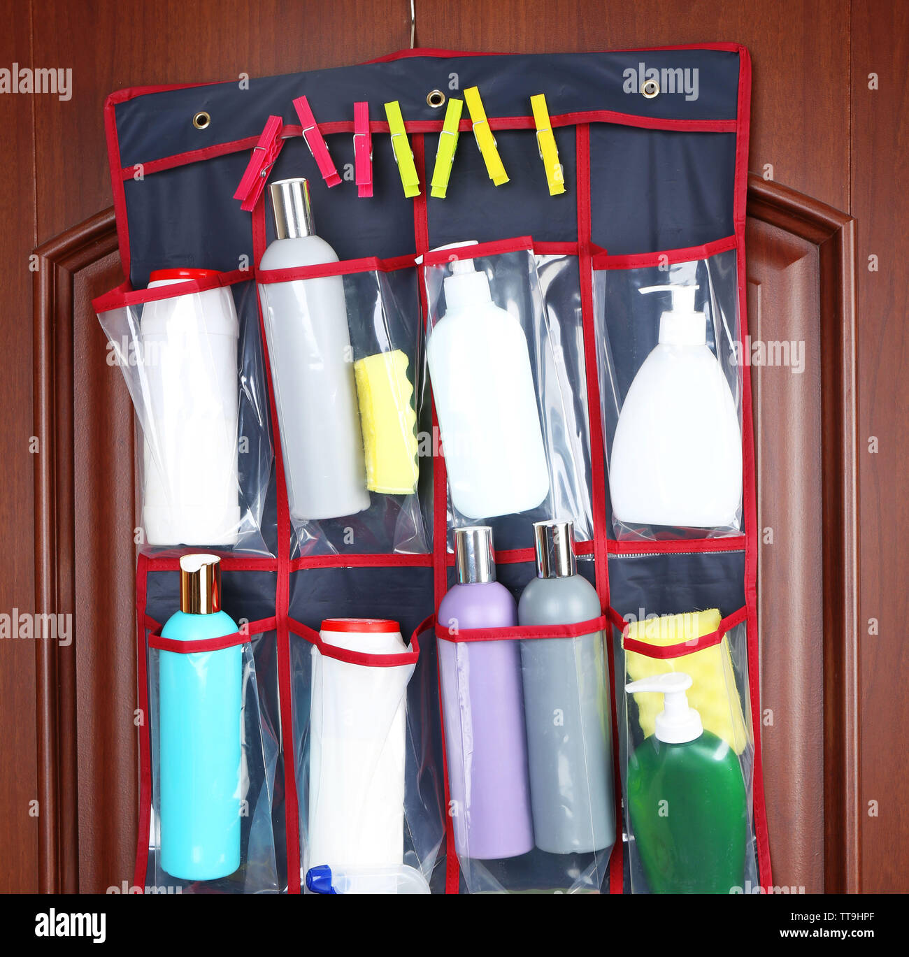 Diversi detersivi nel sacchetto pensile porta in legno Foto stock - Alamy