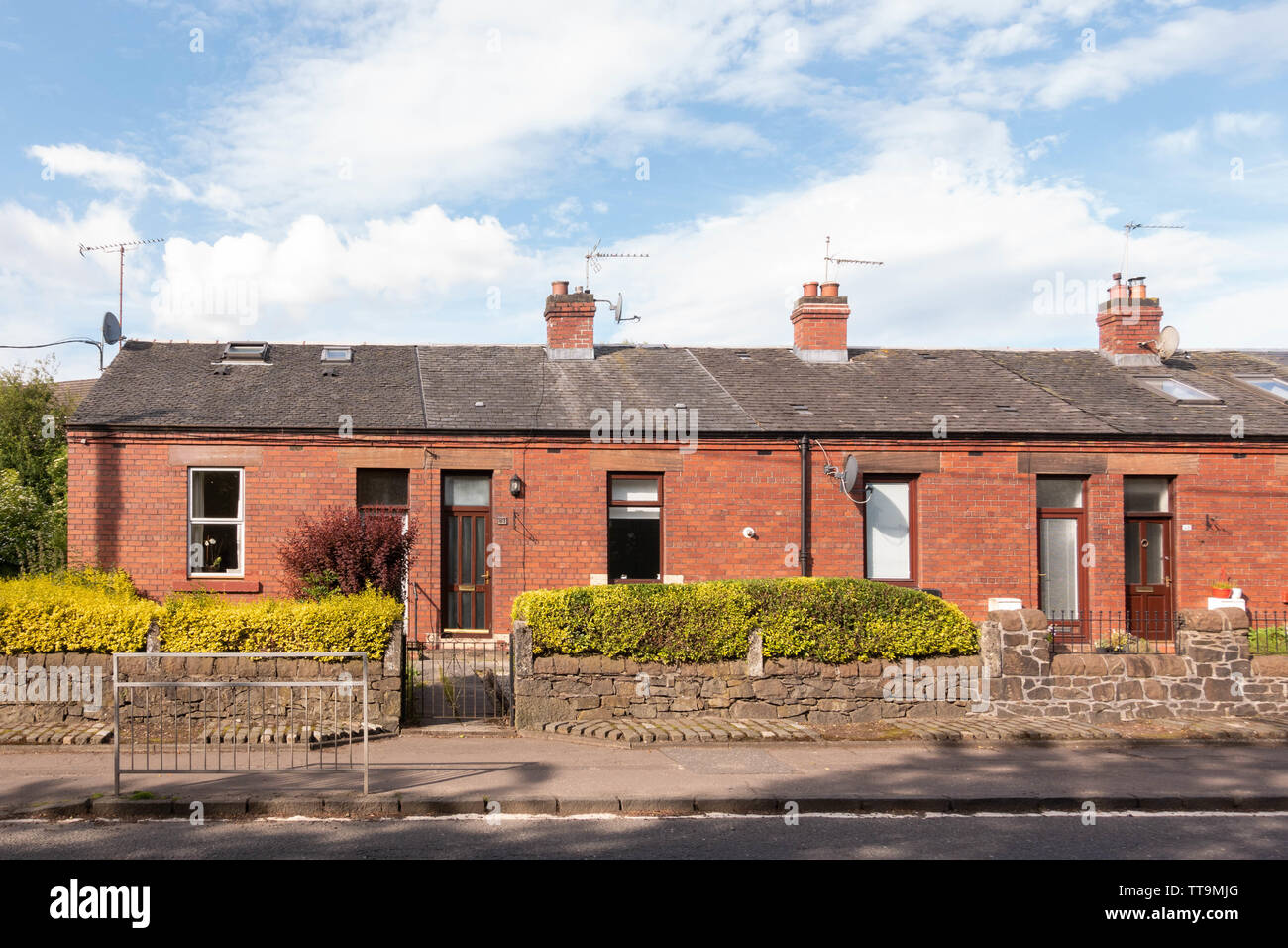 I minatori benessere Row - una fila di mattoni rossi minatori cottages - in Croy, North Lanarkshire, Scotland, Regno Unito Foto Stock