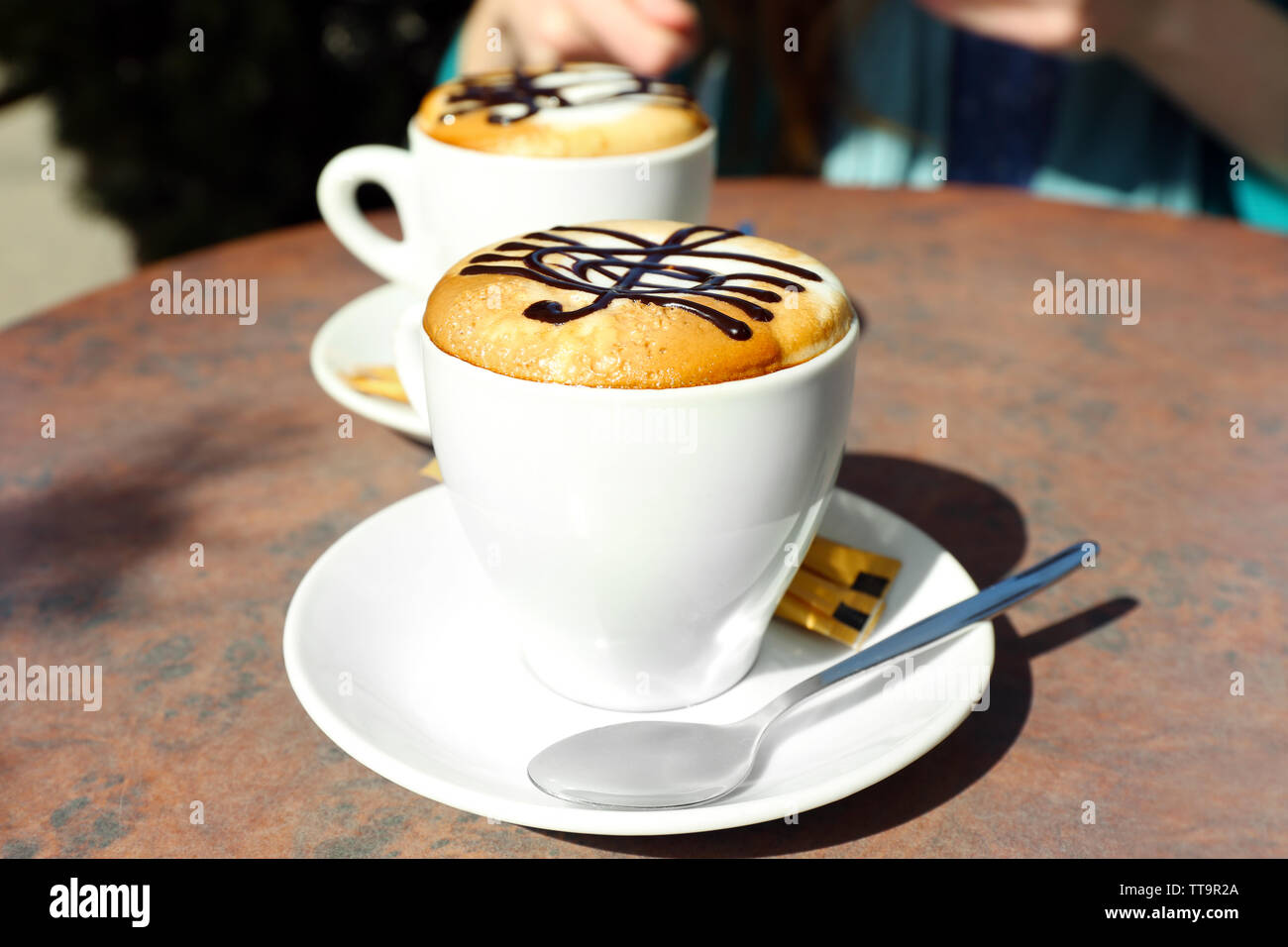 Tazze di cappuccino con chiave di violino di schiuma sul tavolo in cafe  Foto stock - Alamy