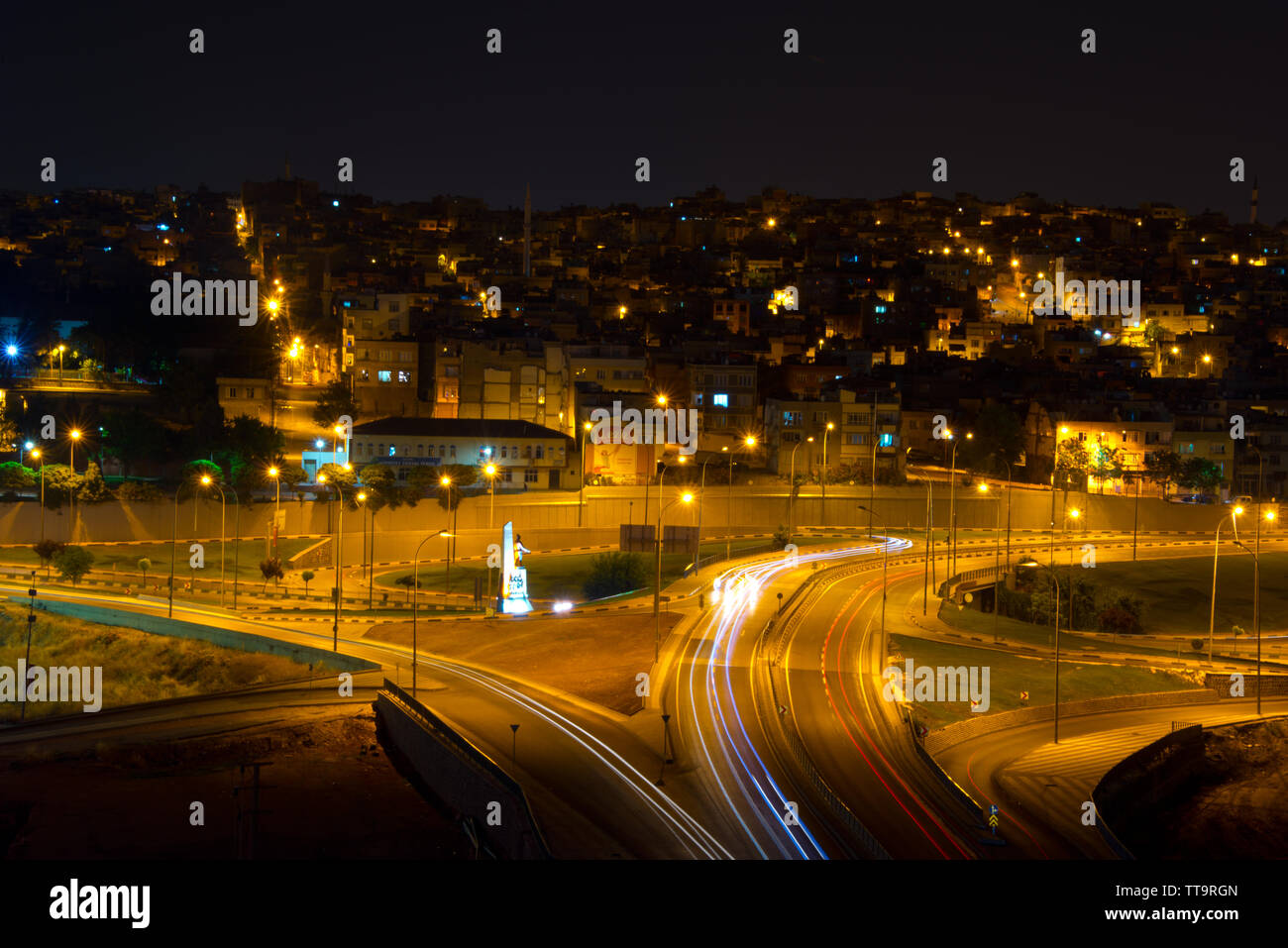 Scena notturna della città illuminata e traffico in Gaziantep, Turchia Foto Stock