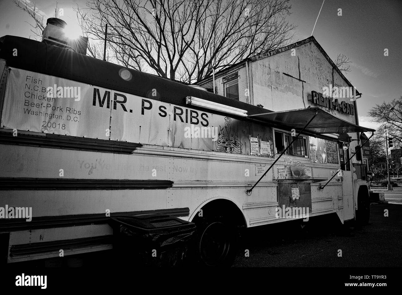 Stati Uniti - Dic 13: il sig. P nervature del bus in Washington, D.C. su dicembre 13, 2013. Il BBQ hotspot in in un vecchio autobus convertito in una gabbia di BB Foto Stock