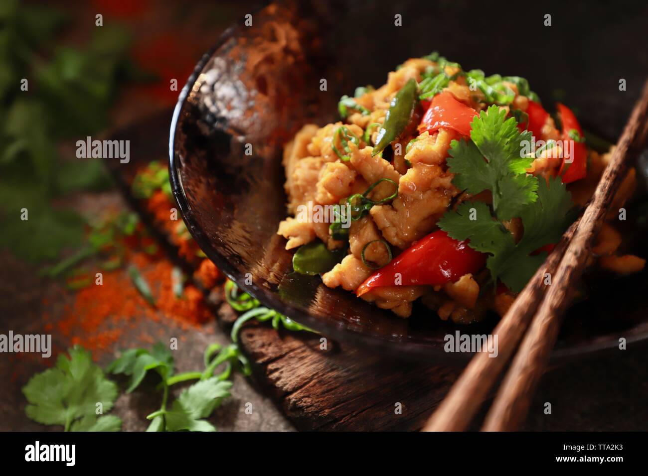 Stir-Pollo fritto con peperoncino piccante in stile contemporaneo Foto Stock