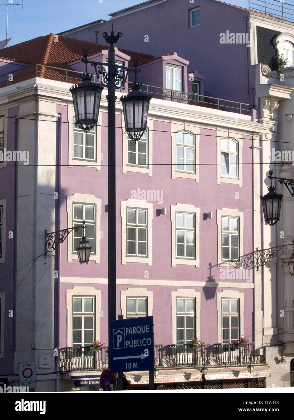 È stato rinnovato alla fine del XVIII secolo fuori Piazza Rossio a Lisbona, Portogallo. Foto Stock