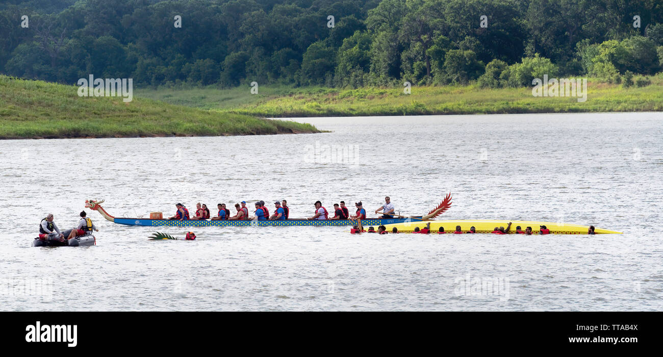 Arlington, Texas - Giugno 15,2019 - gara di dragon boat sul Lago di Viridian. Che mostra una delle barche drago rovesciato durante la gara, nessuno è stato ferito. Foto Stock