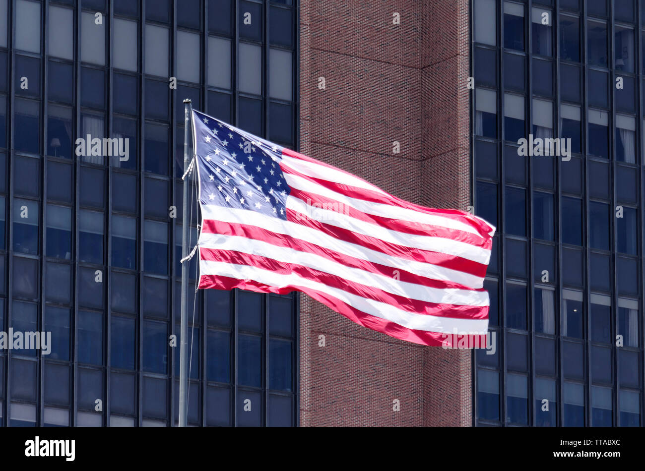 Noi bandiera al di fuori della US Court House in Philadelphia, Pennsylvania, STATI UNITI D'AMERICA Foto Stock