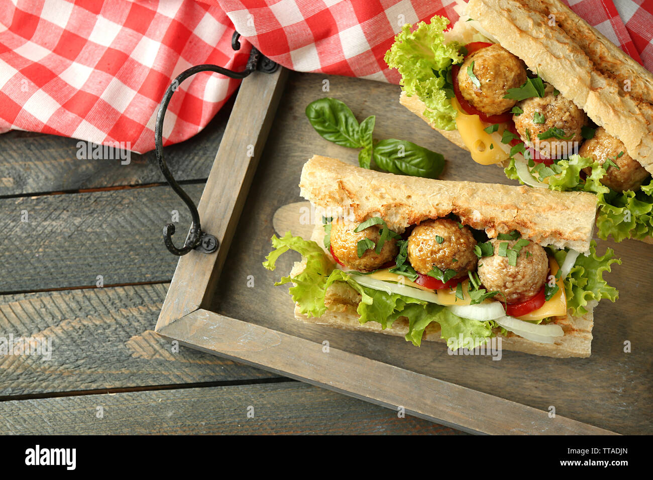 In casa piccante polpetta Sub Sandwich sul vassoio, sul tavolo di legno sfondo Foto Stock