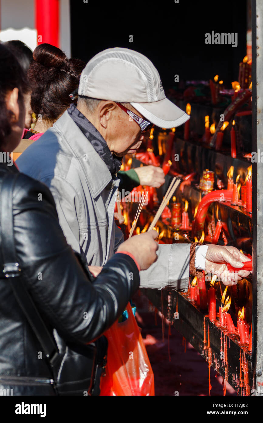 17 feb 2018-Kunming/Cina- persone bruciare bastoncini di incenso: Capodanno Cinese Foto Stock