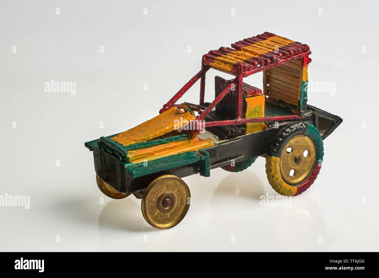 22-Dicembre-2004 giallo verde rosso cameriera a mano giocattolo auto con la scatola di fiammiferi kalyan maharashtra INDIA Foto Stock