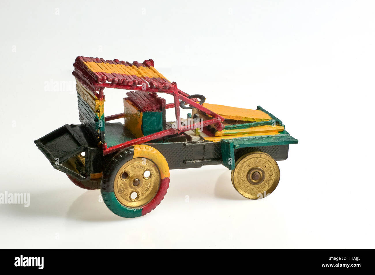 22-Dicembre-2004 giallo verde rosso cameriera a mano giocattolo auto con la scatola di fiammiferi kalyan maharashtra INDIA Foto Stock