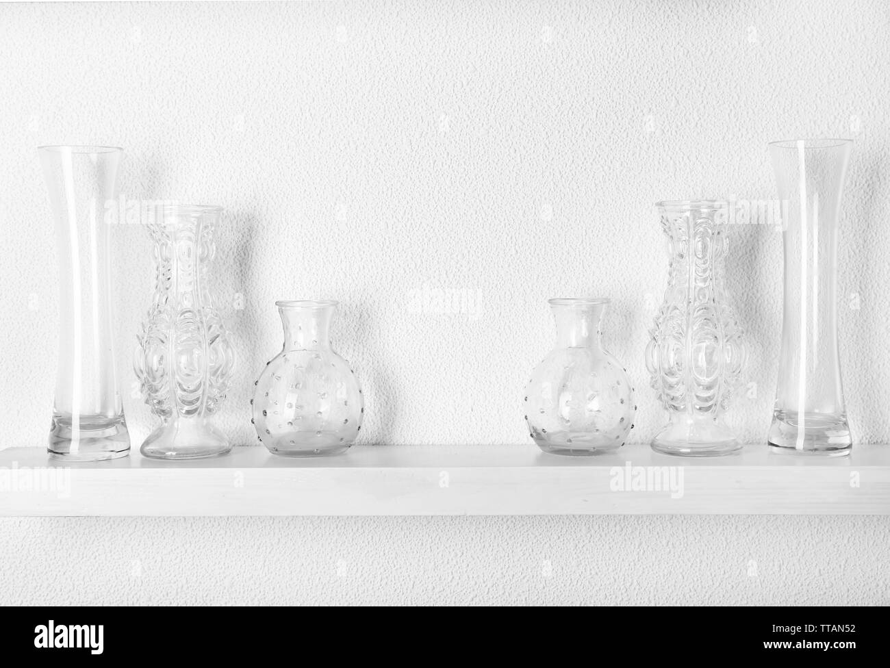 Vetro decorativo vasi sul ripiano di legno bianco su sfondo Foto Stock