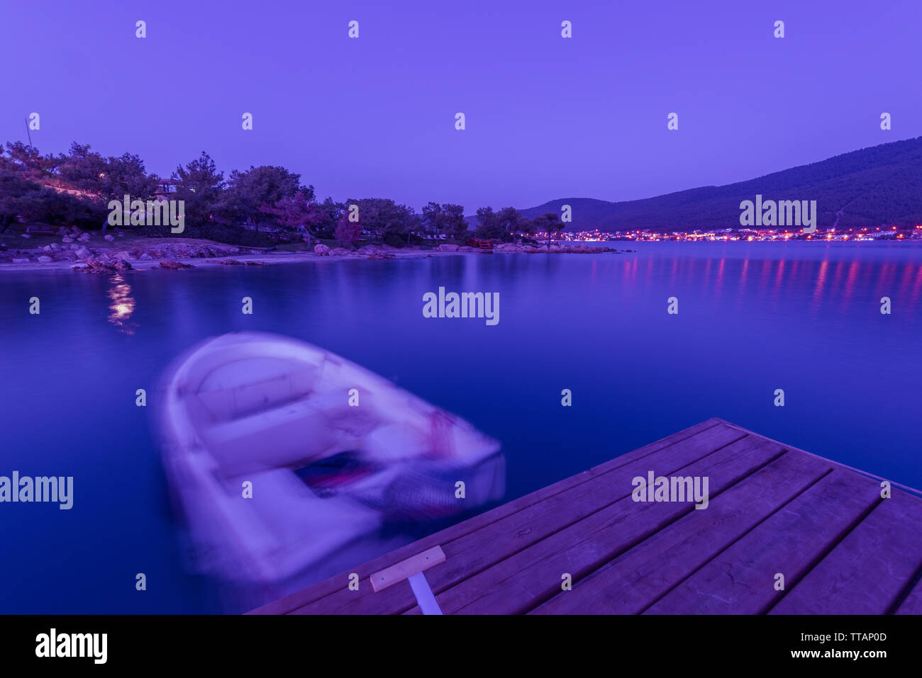 Le ombre. Visione offuscata. Grande. Blu. In serata. Montagne. Il cielo. Alberi. Alberi di palma. Dock. La barca. Emozioni. Sentimenti. Rispettate i vostri sogni. Luce Foto Stock