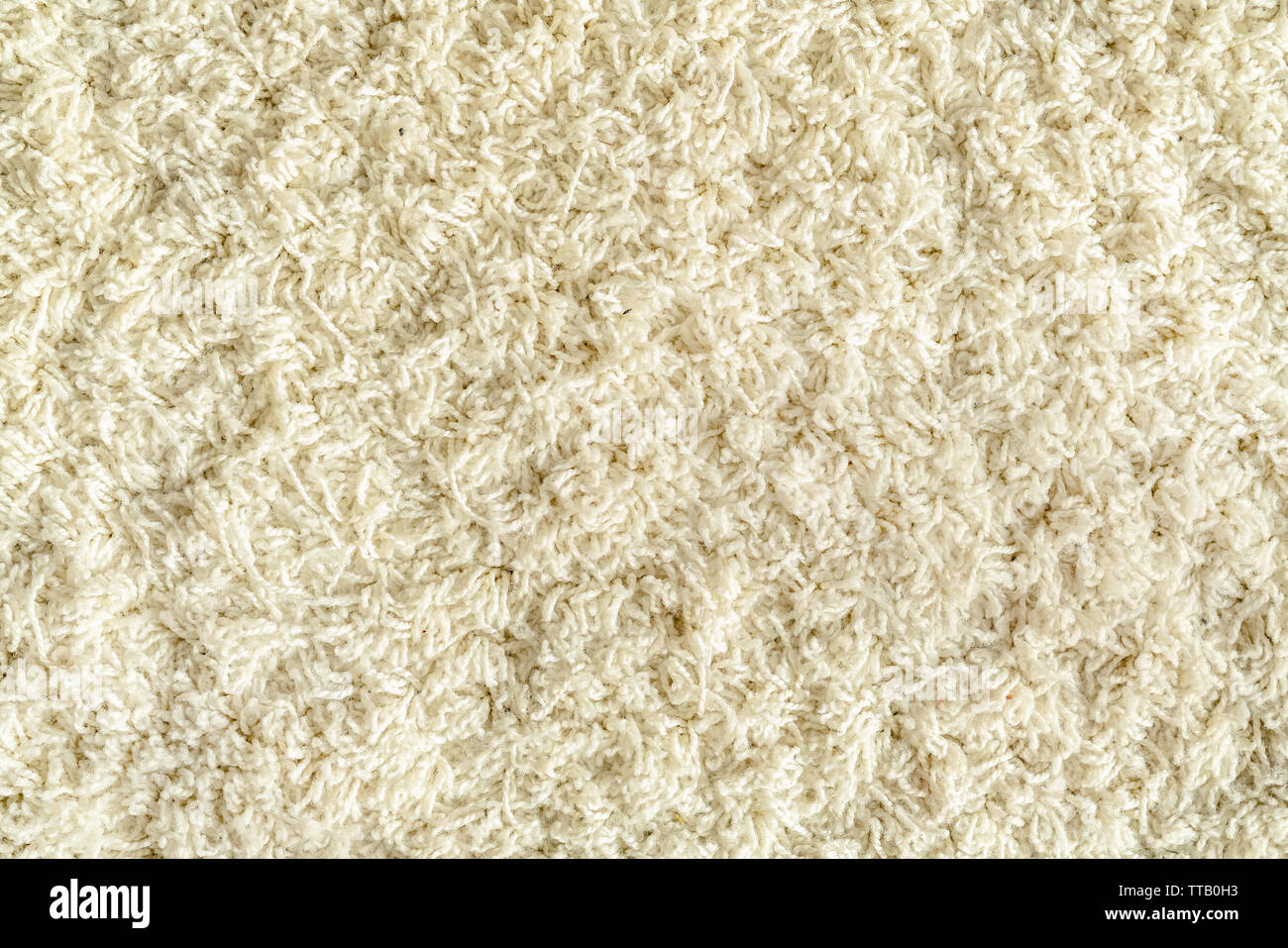 La tessitura di un tappeto bianco con pelo lungo Foto stock - Alamy