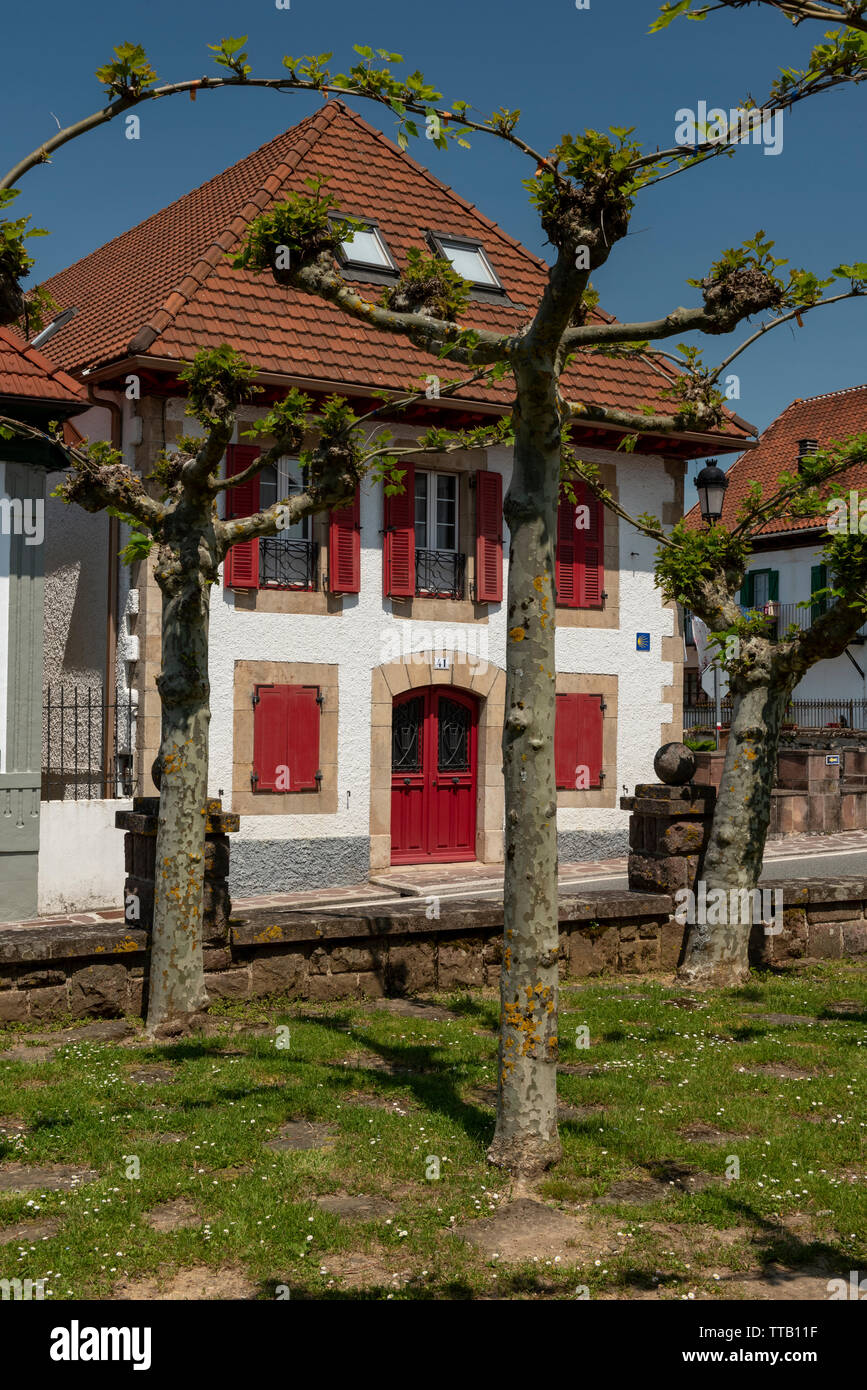 Tipica facciata degli edifici rurali nel villaggio di Burguete, Pirenei della Navarra, Spagna Foto Stock