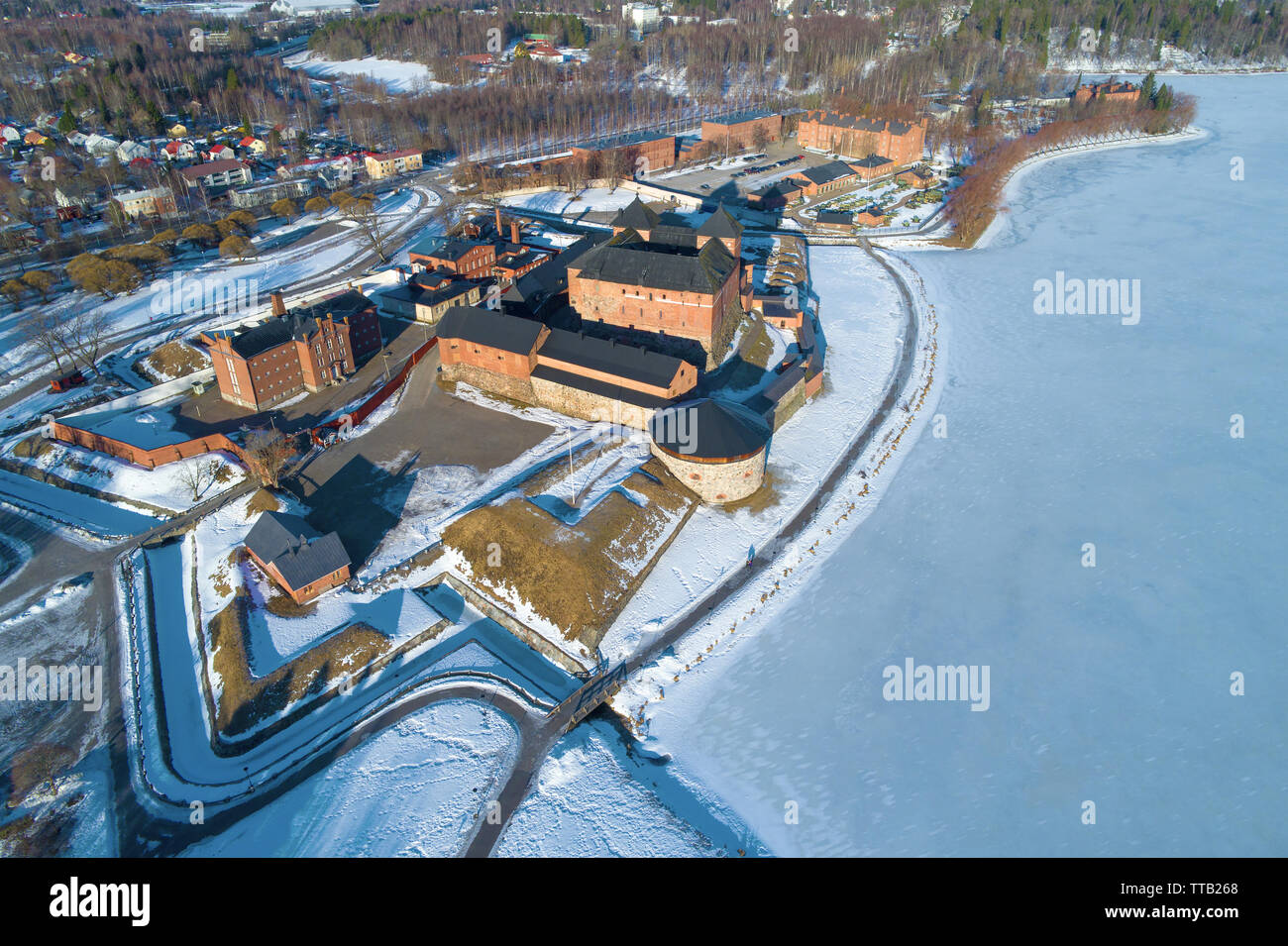 Al di sopra della antica fortezza della città di Hameenlinna su una soleggiata giornata di marzo (fotografia aerea). Finlandia Foto Stock