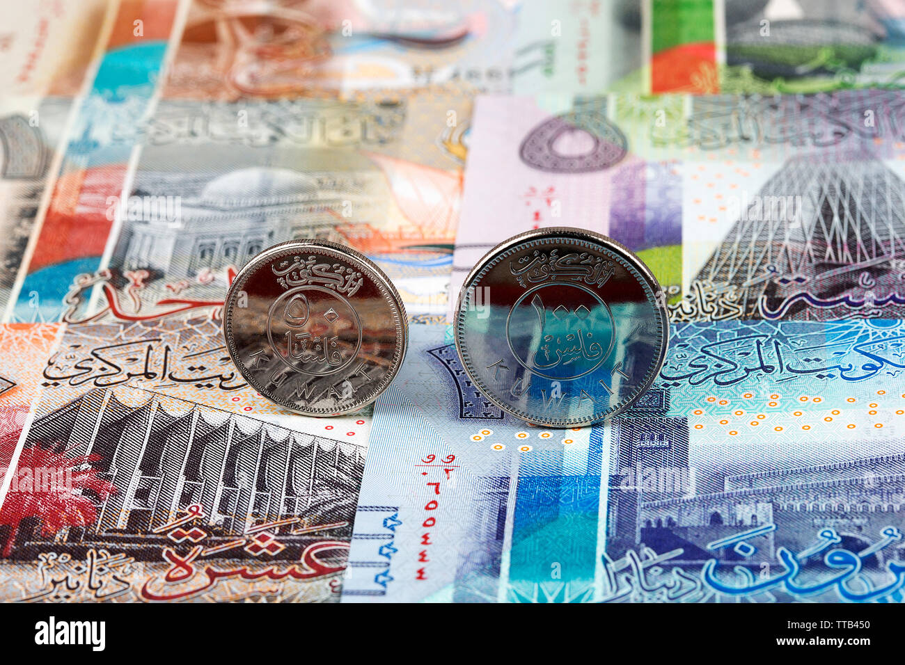 Dinaro kuwaitiano monete sullo sfondo delle banconote Foto Stock