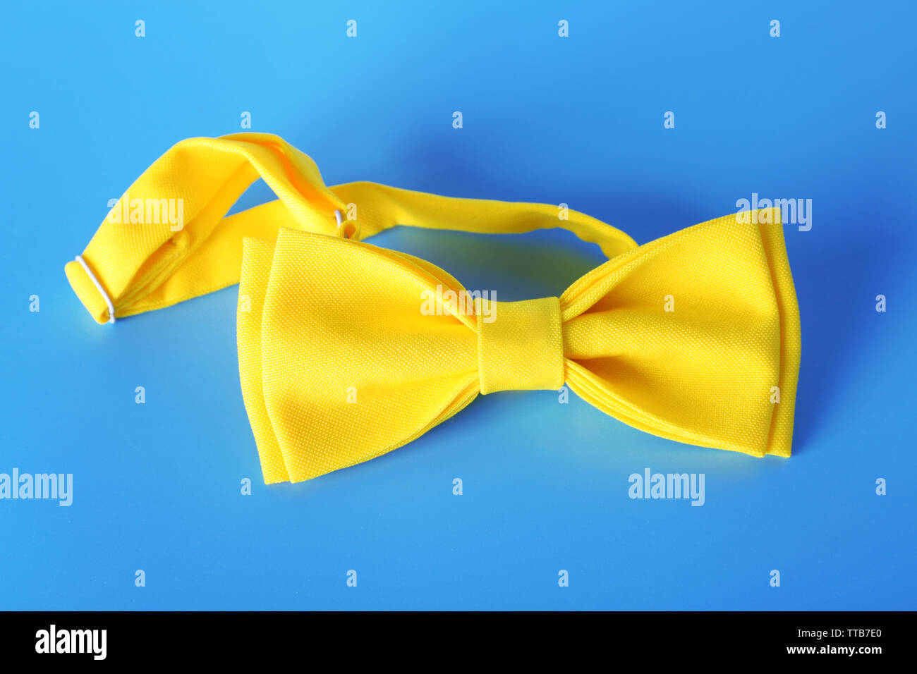 Giallo bow tie-in con emblema nazionale dell'Ucraina su sfondo blu Foto Stock