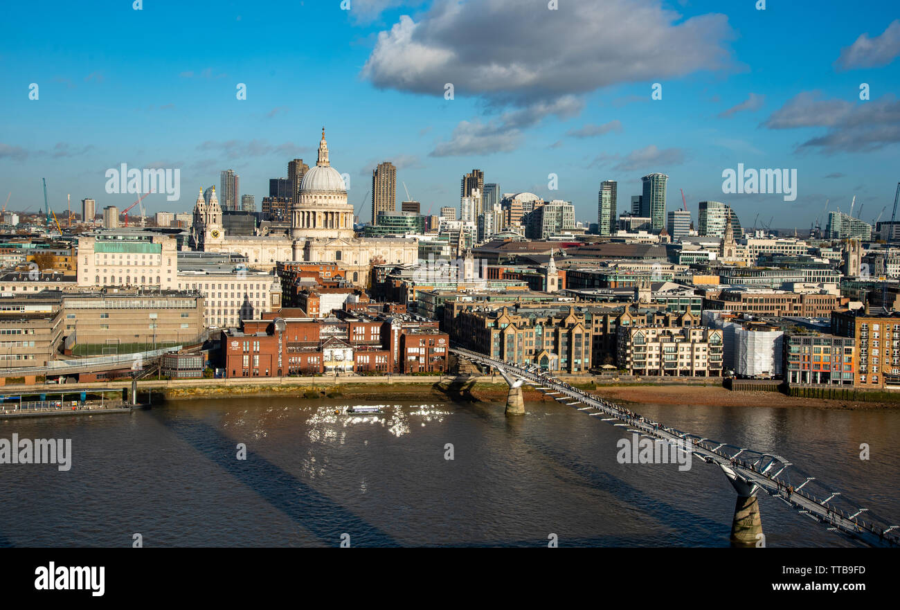 Londra, Regno Unito, 30 Novembre 2018: Paesaggio urbano della città di Londra con la gente a piedi il famoso Millennium Bridge e la vista di San Paolo Foto Stock