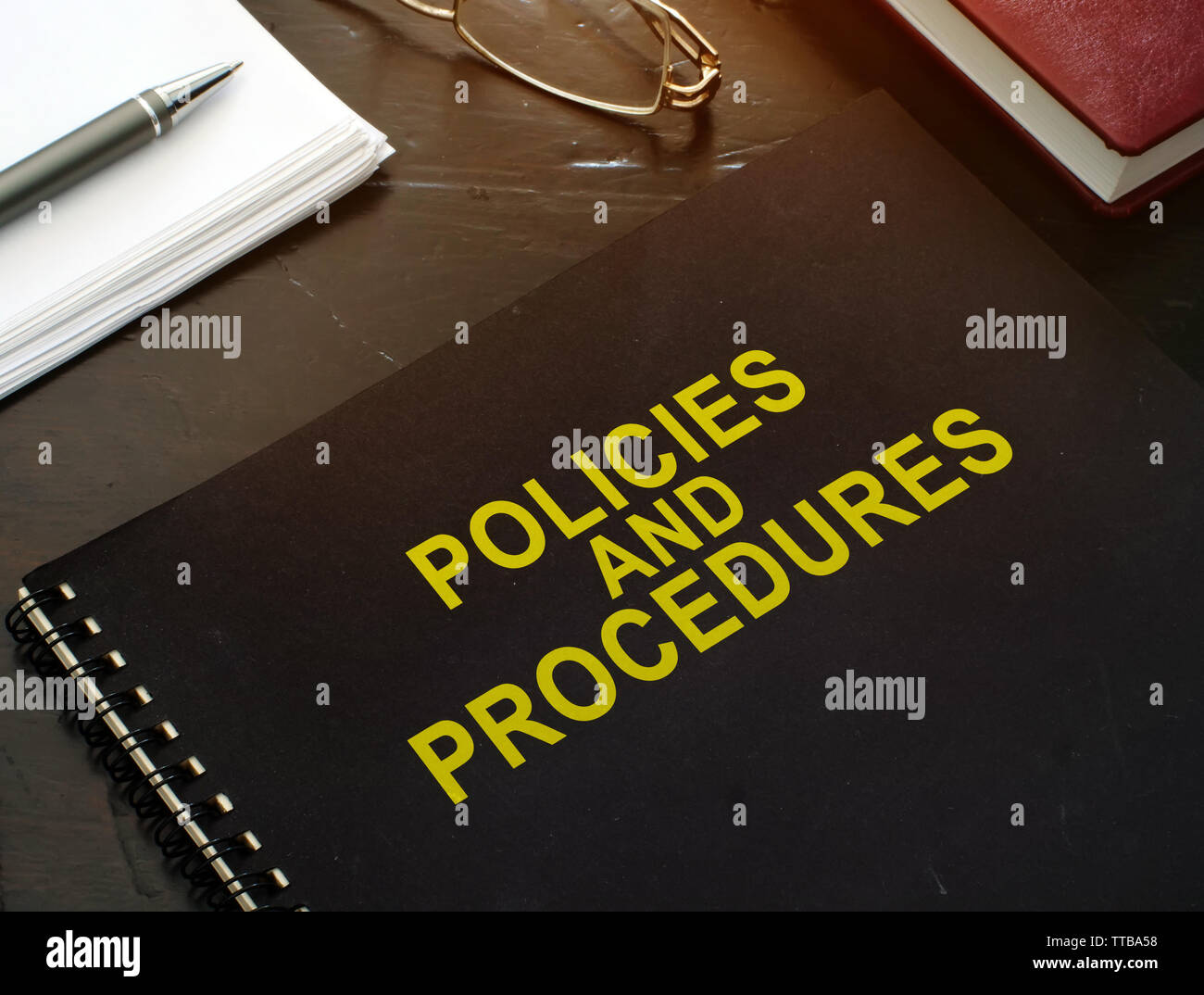 Politiche e procedure di documenti della società su una scrivania. Foto Stock