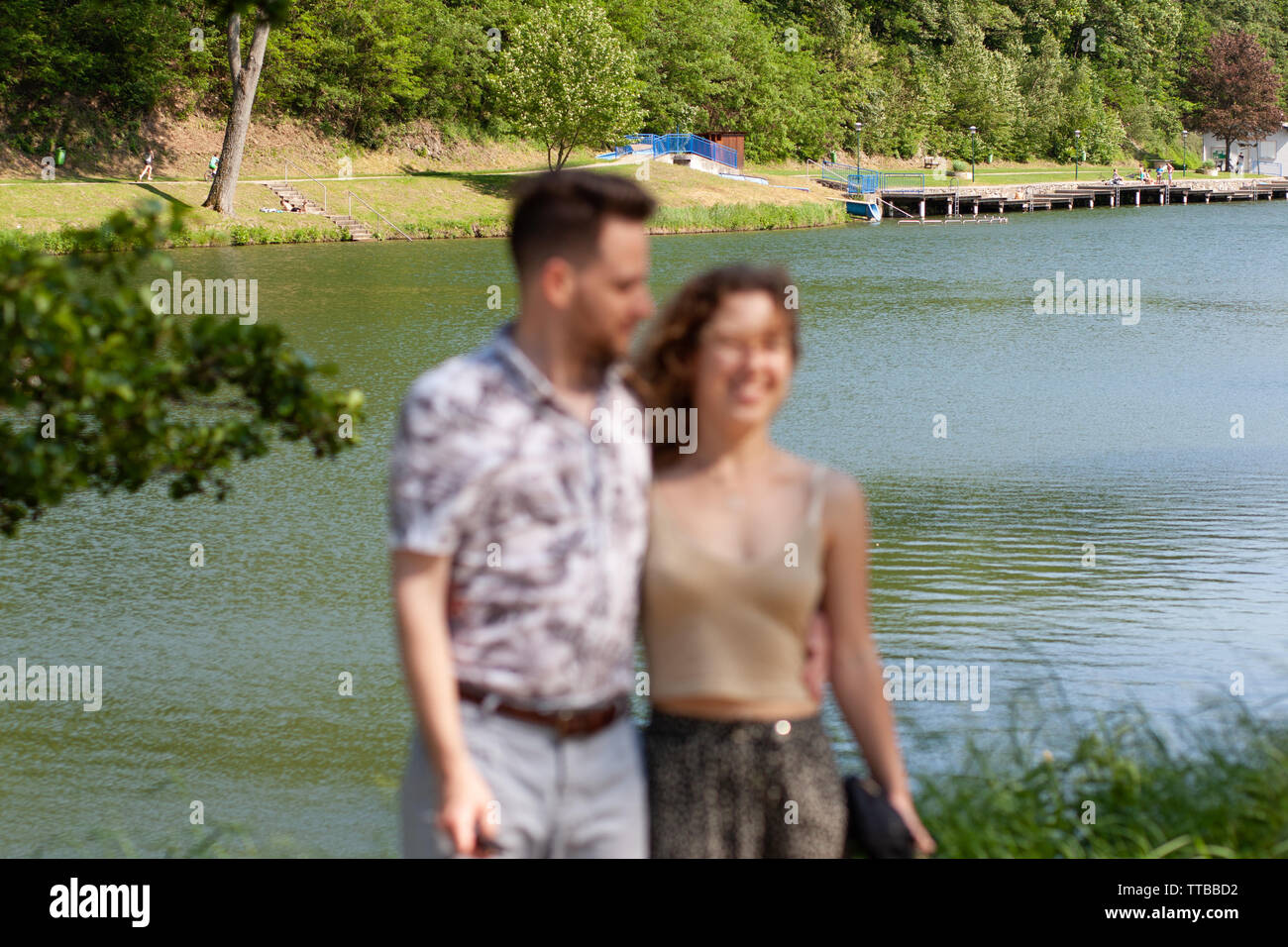 Coppia giovane che vuole prendere una foto di loro da un turista, ma inesperto e l'immagine non è a fuoco e decomposta Foto Stock