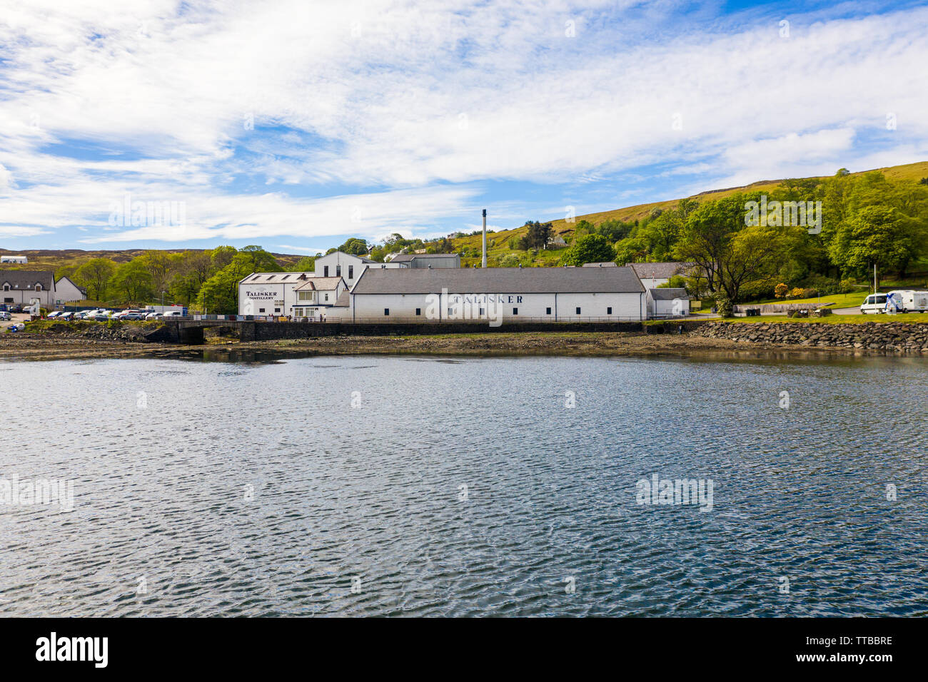 Vista aerea del Talisker Distillery, un single malt Scotch Whisky Distillery, sulla costa occidentale di Skye sulle rive di Loch Harport in Carbost su Foto Stock