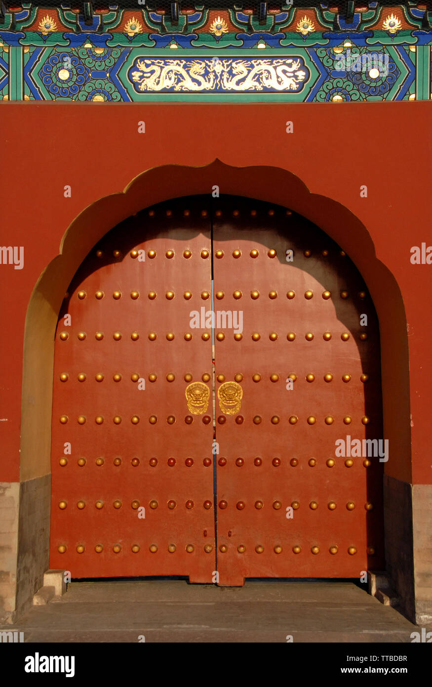 Una porta rossa con decorazioni Cinesi presso il Tempio del Paradiso (Tiantan) a Pechino, in Cina. Tian Tan significa altare del cielo. Tempio del Paradiso porta rossa. Foto Stock