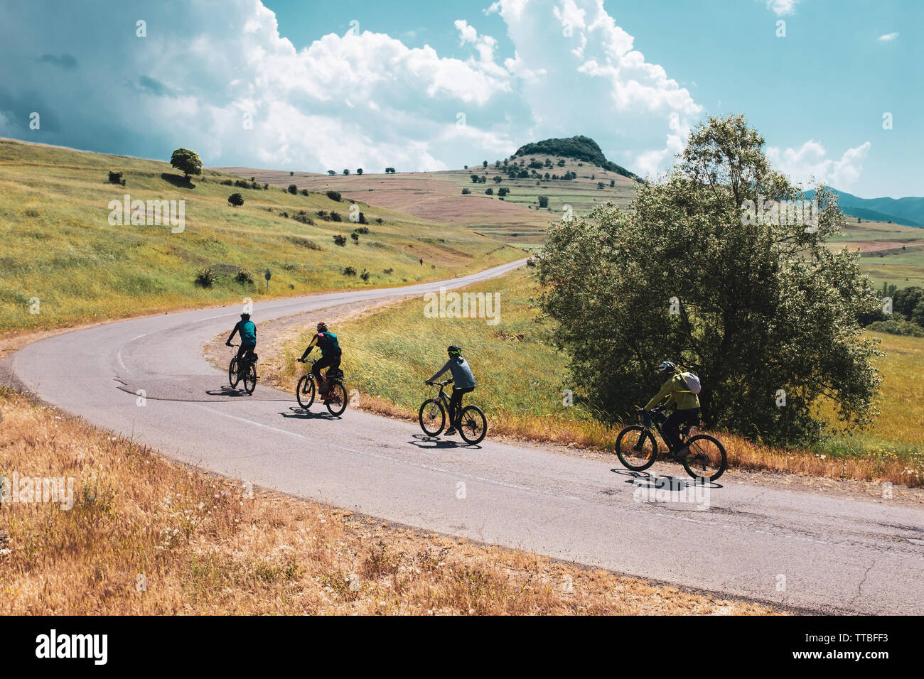 Un gruppo di ciclista in bella strada, vacanze estive, Iran strade, Iran estate, vacanza con il ciclismo, un gruppo di ciclista. Foto Stock