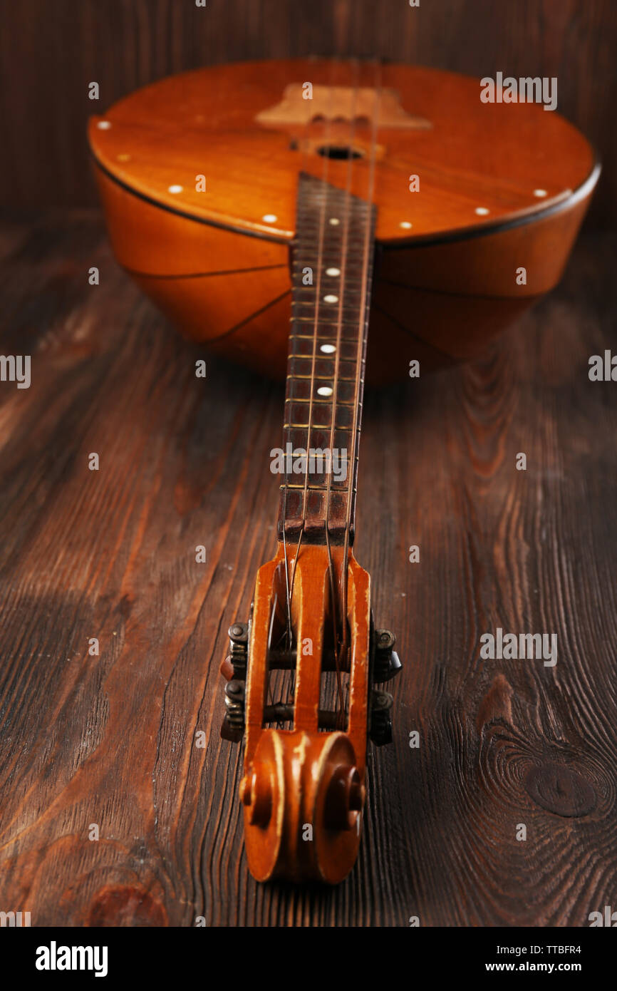 Folk strumento musicale domra su sfondo di legno Foto Stock