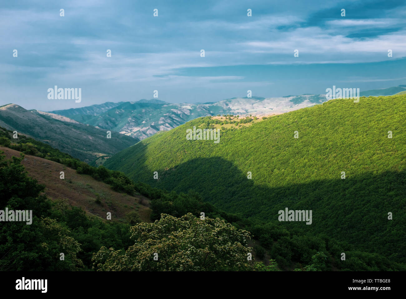 Collina verde, cielo blu, prato verde, tema estivo, paesaggio iraniano. Foto Stock