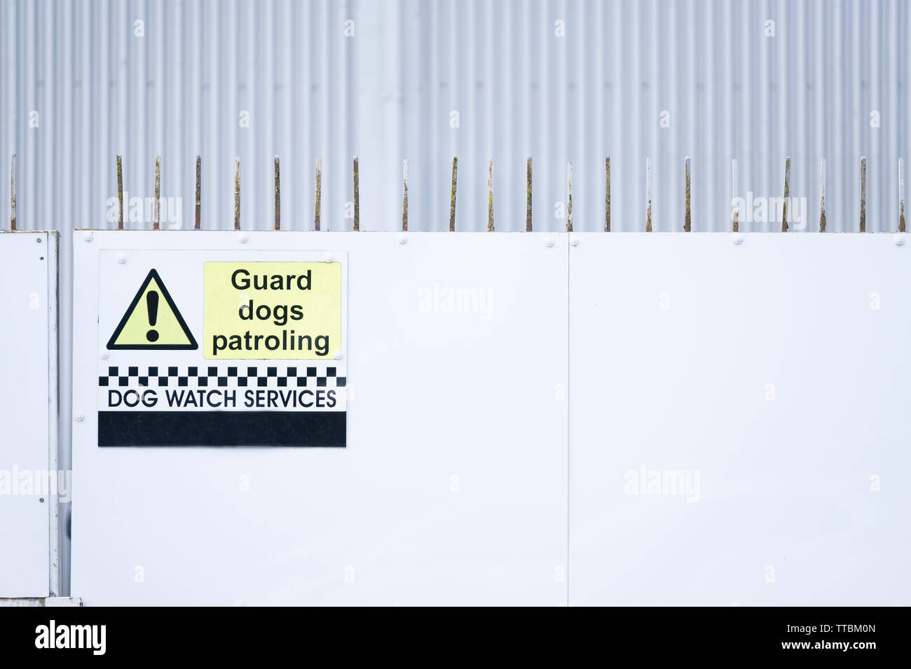 Cani da guardia patrol cane guarda il segno sul muro di sicurezza Foto Stock