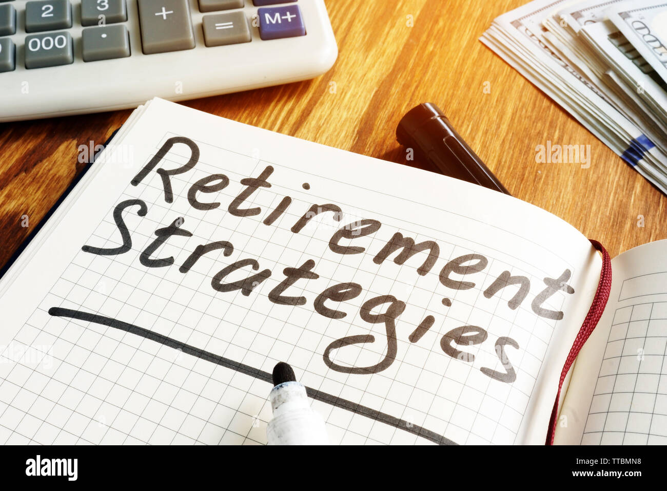Strategie di pensionamento e piano pensionistico concetto. Notebook e penna. Foto Stock