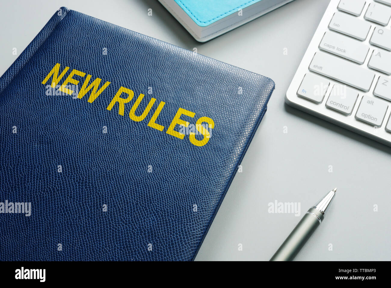 Prenota con titolo nuove regole e regolamenti in un ufficio. Foto Stock