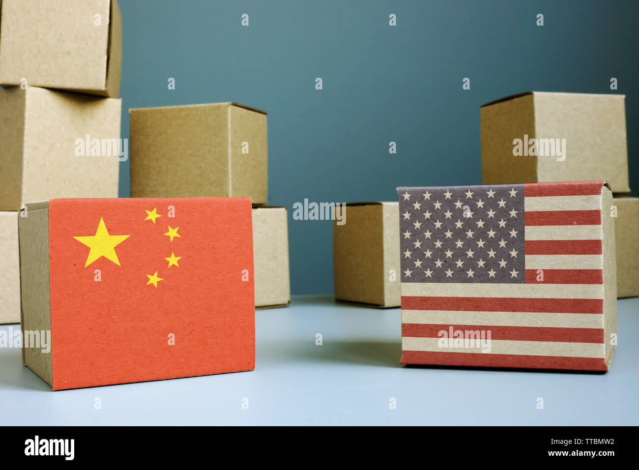 Guerra commerciale per l'equilibrio tra Stati Uniti e Cina. Scatole di cartone. Foto Stock
